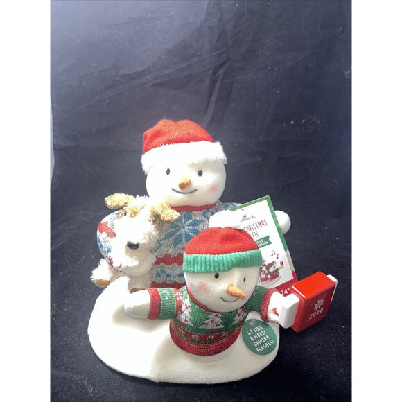 Hallmark - 2020 Cozy Christmas Selfie - Singing, Animated Snowman Family - New - Picture 2 of 8
